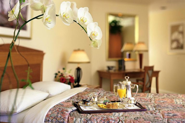 Why Bed & Breakfast Is A Better Option Than Traditional Hotels ...